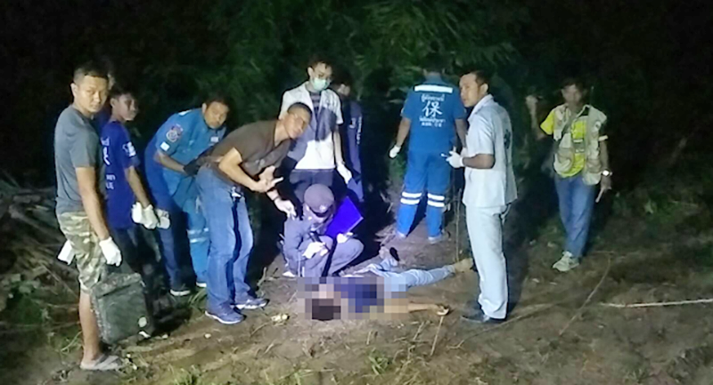 ဒူးေထာက္ေတာင္းပန္သည့္ ျမန္မာအလုပ္သမားကုိ ထုိင္းအလုပ္ၾကပ္က ေသနတ္ျဖင့္ပစ္သတ္