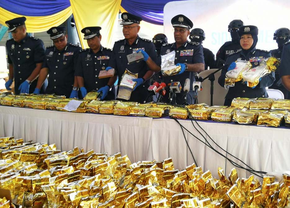 မေလးရွားတြင္ ျမန္မာျပည္မွ သေဘၤာျဖင့္ပို႔ေဆာင္သည့္ မူးယစ္ေဆး၀ါးမ်ားစံခ်ိန္တင္ဖမ္းမိ (႐ုပ္သံ)