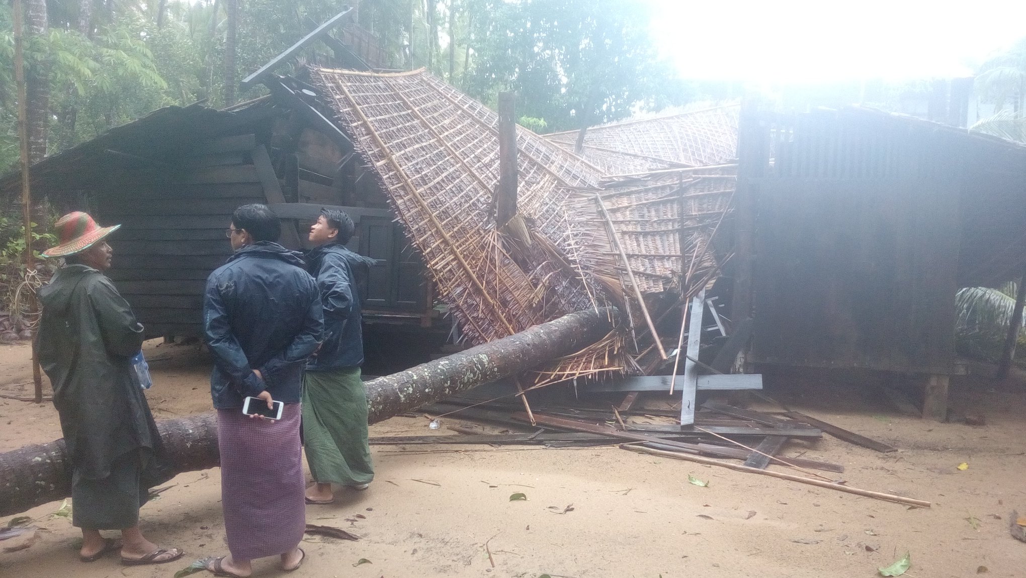 မာန္ေအာင္ၿမိဳ႕နယ္၌ ေလျပင္းတိုက္ ေနအိမ္ေပၚအုန္းပင္က်ဳိးက်ပိမိၿပီး အဘိုးအို ၁ဦးေသဆံုး