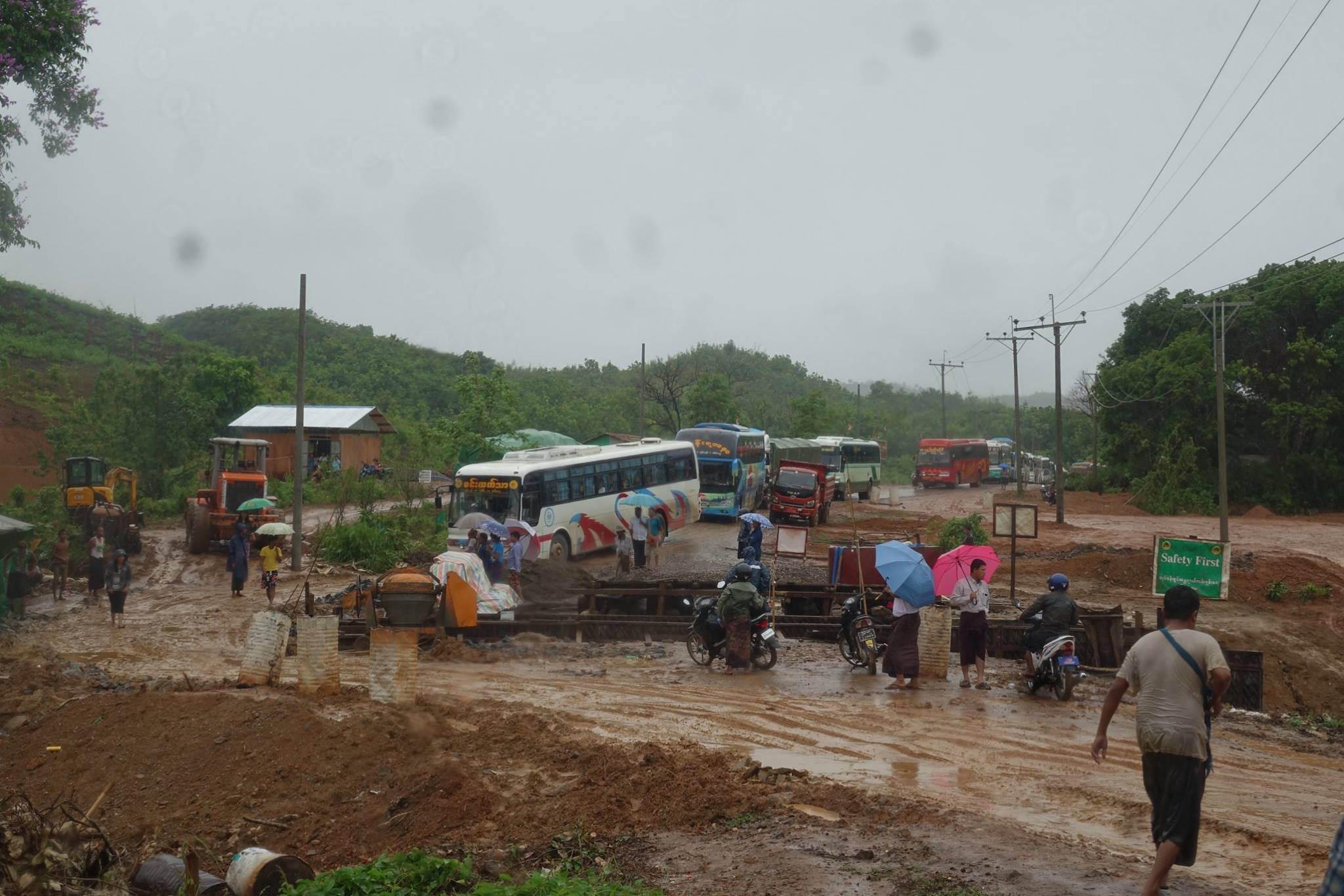 မိုးမ်ားသျဖင့္ စစ္ေတြ-အမ္း ကားလမ္းမေပၚ လမ္းေခ်ာ္ၿပီး လမ္းပိတ္ေန