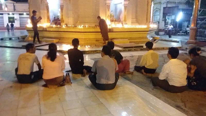 ဒီပဲယင္း လုပ္ၾကံမႈတြင္ ေသဆံုးခဲ့သူမ်ားအတြက္ ရည္စူးၿပီး ဆီမီးထြန္း ဆုေတာင္း