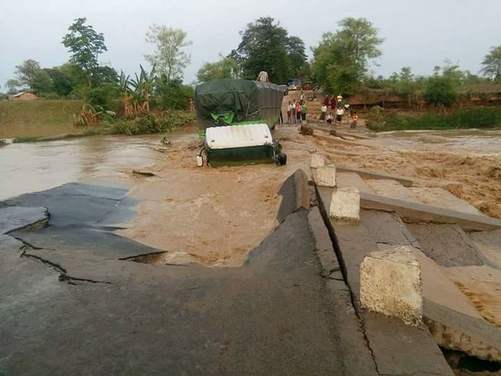 ေရႊပန္းပင္ေခ်ာင္း ေရေက်ာ္တံတား ျဖတ္သန္းစဥ္ တြဲကားတစီး ေျမကြၽံက်