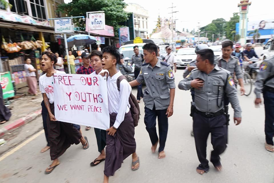 ဆႏၵျပသည့္ ျပည္ၿမဳိ႕က ေက်ာင္းသားမ်ားဖမ္းဆီးခံရ (ဓာတ္ပံု)