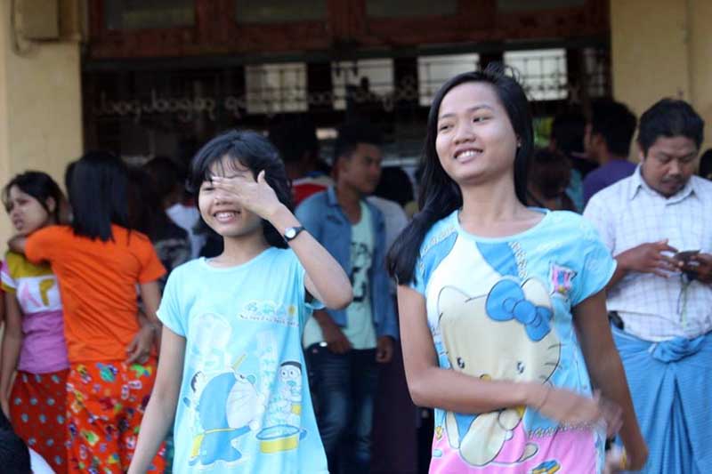 တကၠသိုလ္၀င္တန္း ေအာင္စာရင္း ၾကည့္႐ႈေနသည့္ ၿမိတ္ ေက်ာင္းသူ/သားမ်ား (ဓာတ္ပုံ)