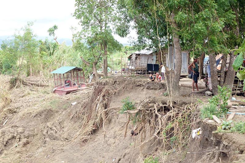 ကမ္းပါးၿပိဳက်မႈေၾကာင့္ ခံုႀကီးေက်းရြာ ရြာလုံးကၽြတ္ေျပာင္းေရႊ႕ရမယ့္အေျခအေန ႀကံဳေနရ