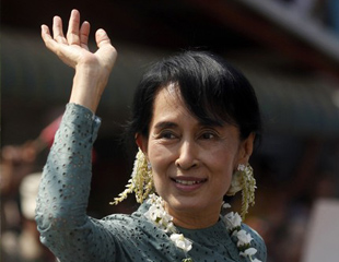 ေဒၚေအာင္ဆန္းစုၾကည္ အျပန္ခရီး လူထုေသာင္းခ်ီ ၾကိုဆုိရန္ ျပင္ဆင္