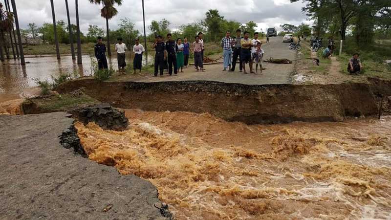 မုိးသည္းထန္စြာ ရြာသြန္း၍ ၿမိဳင္​ၿမိဳ႕နယ္​ ​ေတာရြာ​ေက်းရြာအနီး လမ္းပုိင္းျပတ္