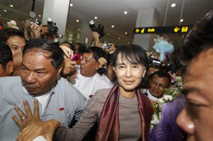 ေဒၚေအာင္ဆန္းစုၾကည္၏ ဥေရာပခရီးစဥ္အျပန္ လူထု ေထာင္ေပါင္းမ်ားစြာ ၾကိုဆို