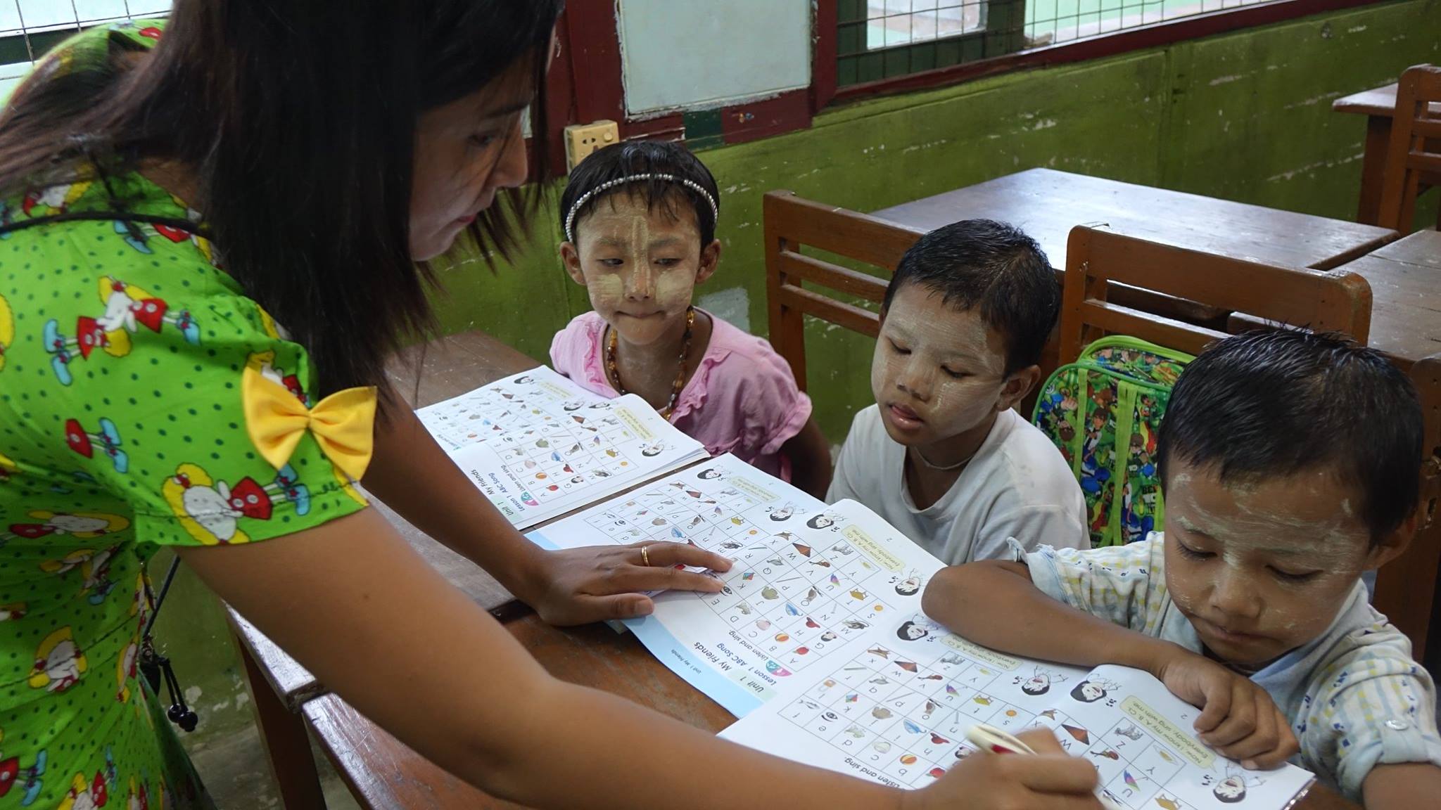 ႏြမ္းပါးတဲ့ကေလးငယ္ေတြအတြက္ ပန္းပ်ိဳးသူမ်ားအခမဲ့စာသင္ဝိုင္း (ဓာတ္ပံု)