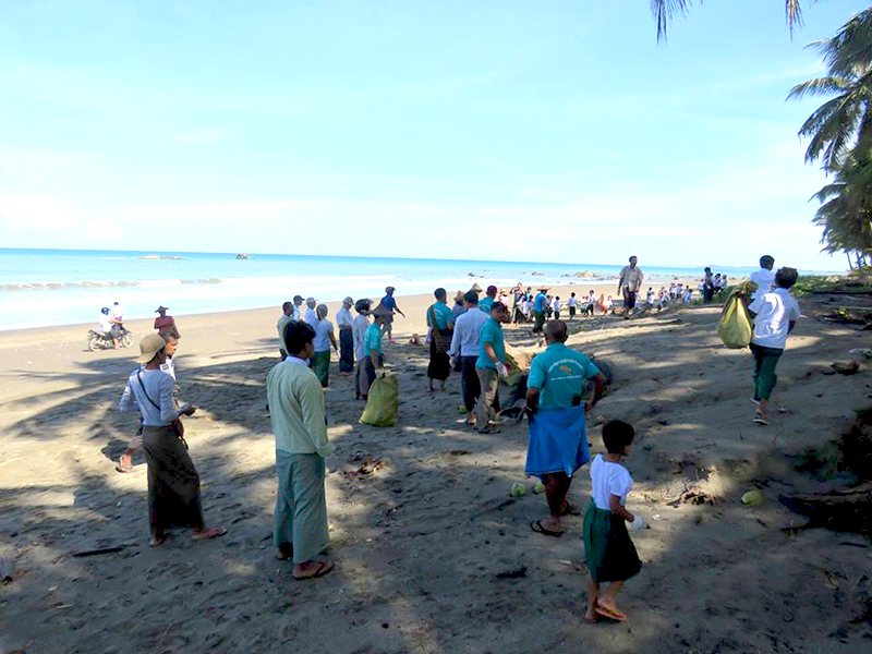 ကမာၻ႔ပတ္ဝန္းက်င္ထိန္းသိမ္းေရးေန႔ အထိမ္းအမွတ္ ပင္လယ္ကမ္းေျခတြင္ အမိႈက္ေကာက္ (ဓာတ္ပံု)