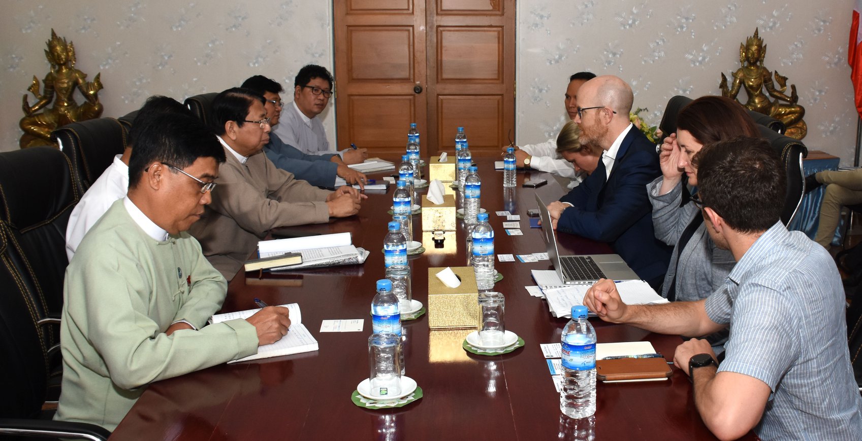 ေဖ့စ္ဘြတ္ခ္ကုမၸဏီႏွင့္ ျမန္မာျပန္ၾကားေရး၀န္ႀကီးတို႔ ေတြ႔ဆံုေဆြးေႏြး
