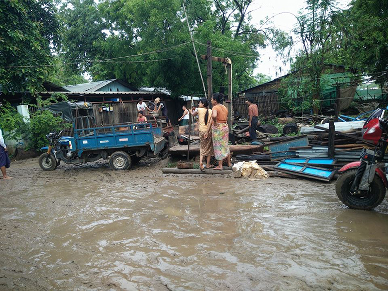 ပခုကၠဴ ေရႊေခ်ာင္းေရႀကီးၿပီး လူေနအိမ္အခ်ဳိ႕ ေရထဲေမ်ာပါ (ဓာတ္ပံု)