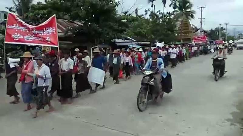 မအူပင္တြင္ ေက်းရြာအုပ္ခ်ဴပ္ေရးမႉးအား တရားစြဲဆိုမႈအေပၚ မေက်နပ္၍ ဆႏၵျပ