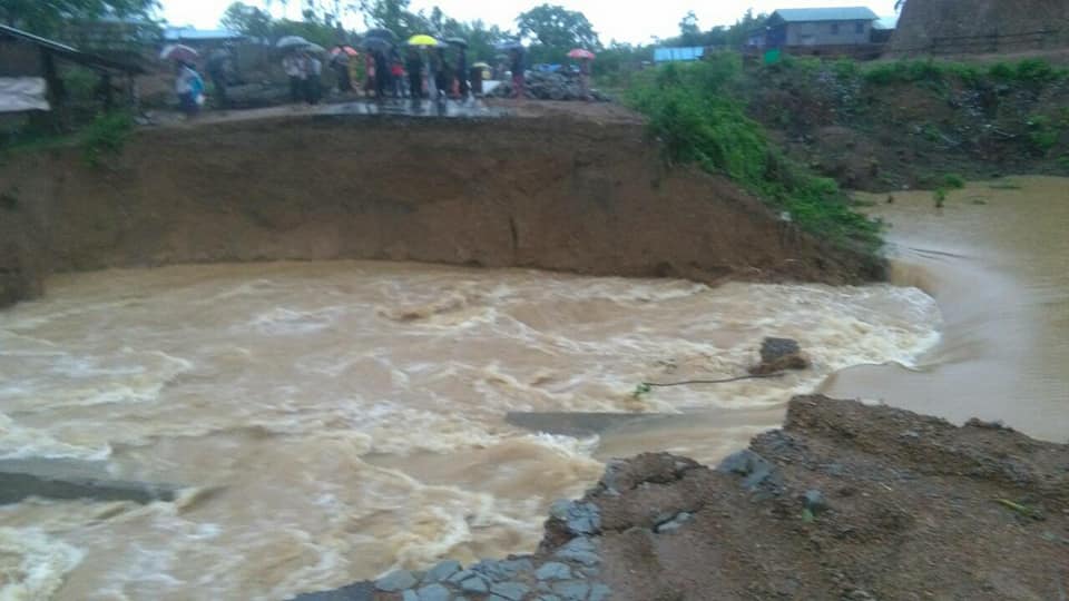 မိုးသည္းထန္စြာရြာသြန္​းမႈ​ေၾကာင့္ အမ္​း​-​ေတာင္​ကုတ္​-ေက​်ာက္ျဖဴ ကားလမ္​းမႀကီးပ်က္စီး