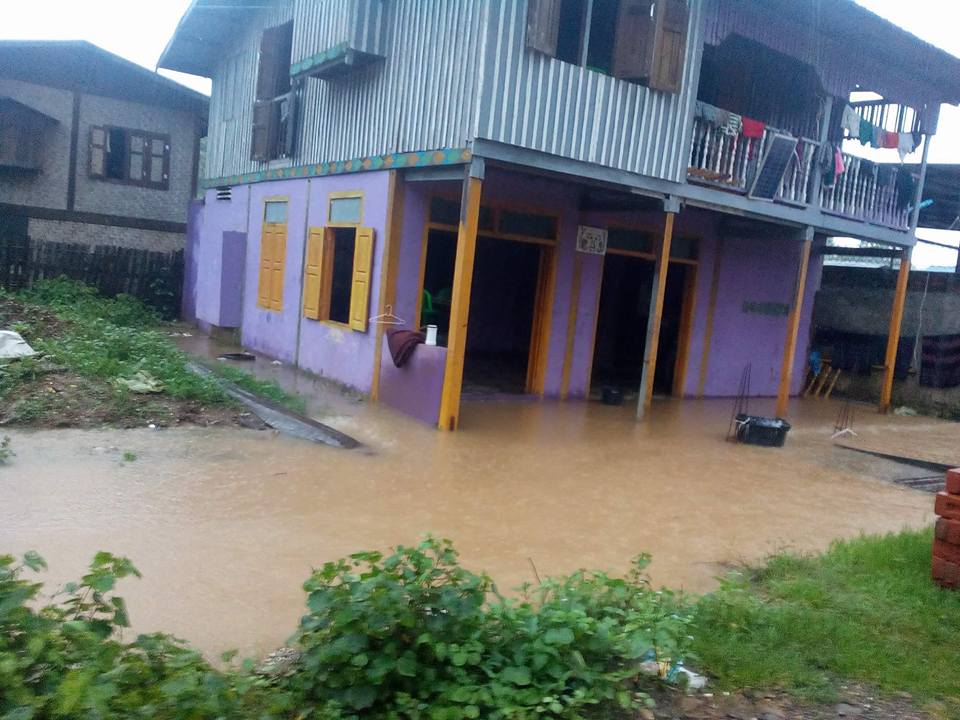 မိုးသည္းထန္စြာရြာသြန္းမႈေၾကာင့္ တမူးၿမိဳ႕ေပၚရပ္ကြက္မ်ားေရႀကီး