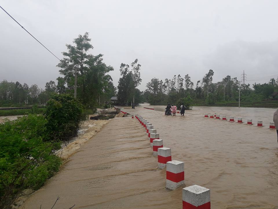 မေကြးတိုင္းအတြင္း ကားလမ္းတခ်ိဳ႕ေရေက်ာ္ေန