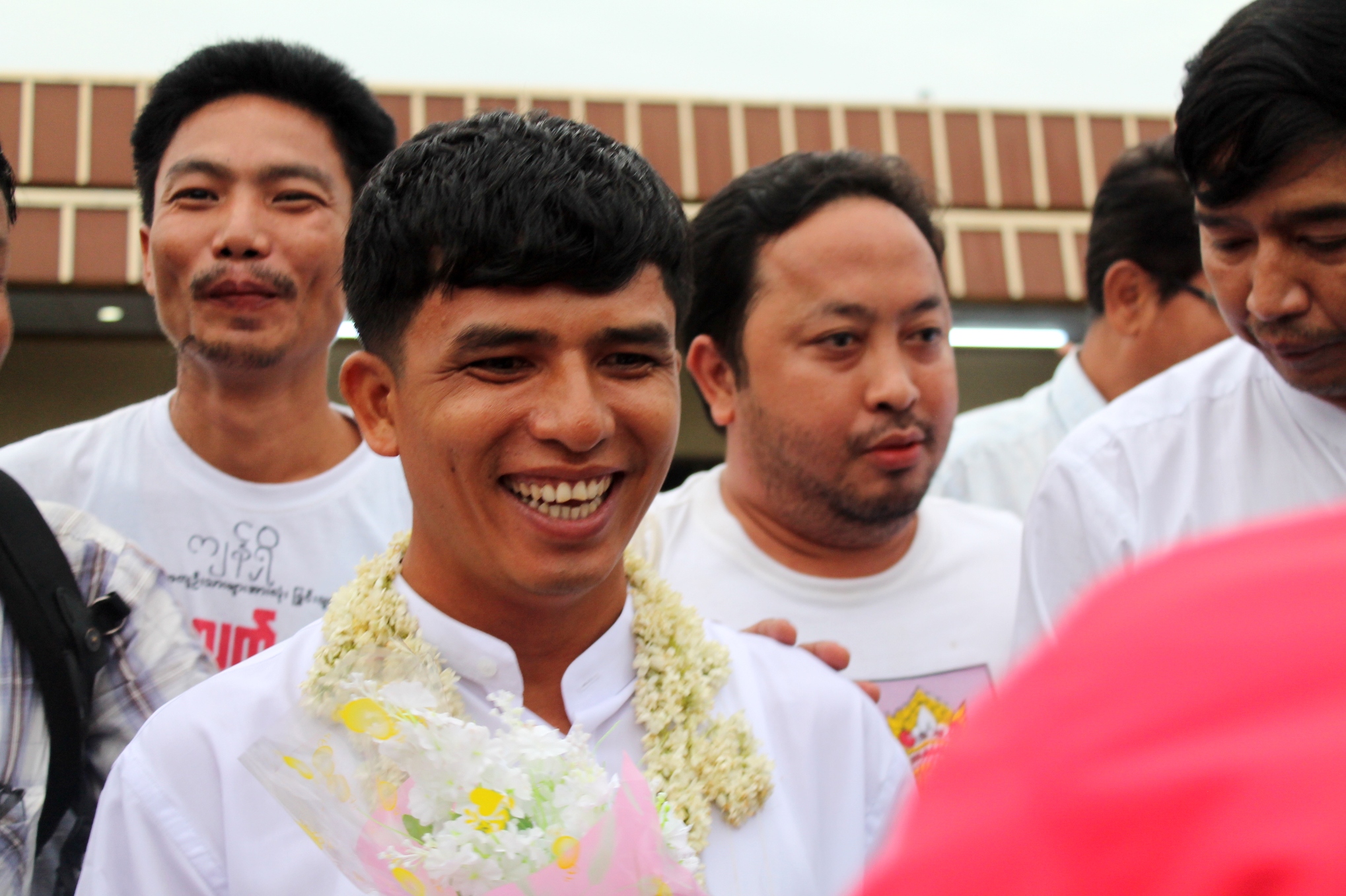 နိုင္ငံ​ေရး​အက်ဥ္း​သား​ ကို​ေအး​ေအာင္ လြတ္​ေျမာက္ (ဓာတ္ပံု)