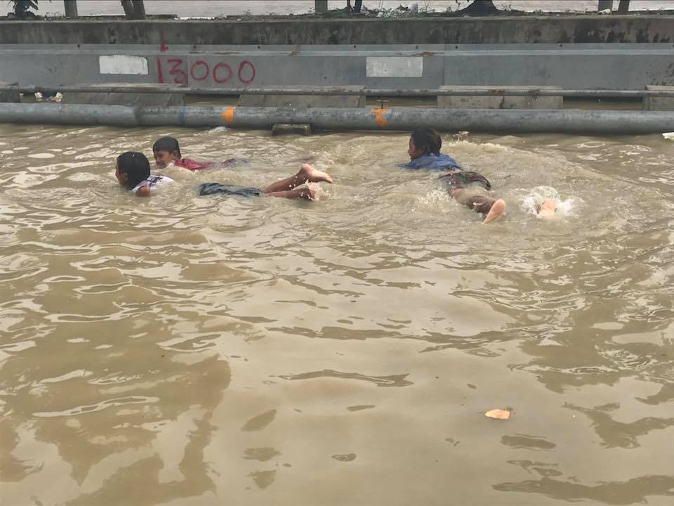 လမ္းမေတာ္ၿမိဳ႕နယ္ ကမ္းနားလမ္း ညေစ်းတန္း ျမစ္ေရလွ်ံေနသည့္ ျမင္ကြင္း (ဓာတ္ပံု)