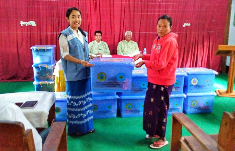 မိုးကုတ္ၿမိဳ႕  ေျမၿပိဳမႈေၾကာင့္ အိမ္ပ်က္စီးမႈမ်ားကို ေထာက္ပံ့ပစၥည္းမ်ား ေပးအပ္