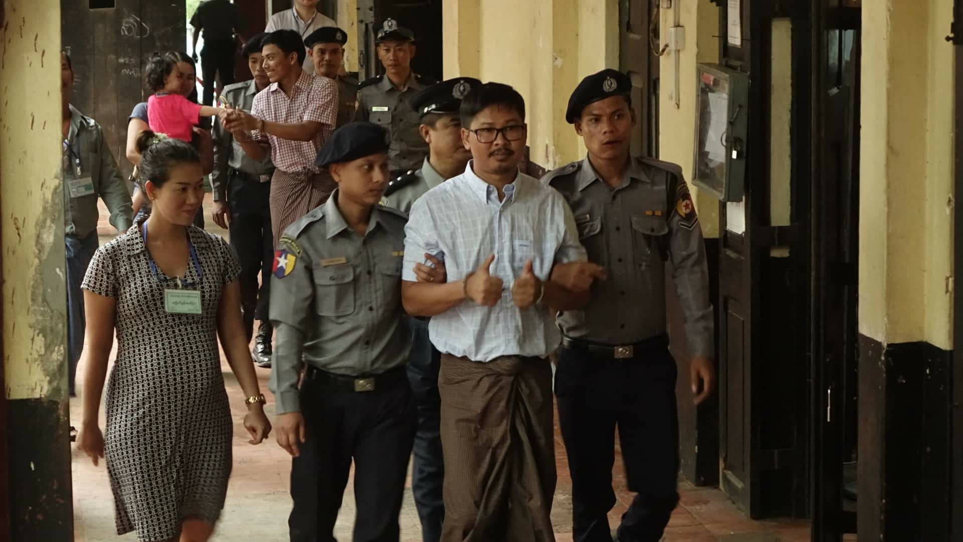 ႐ုိက္တာသတင္းေထာက္ ေအာင္သေျပစစ္ေၾကာတြင္ ၃ နာရီၾကာ ဒူးေထာက္စစ္ေဆးခံခဲ့ရ