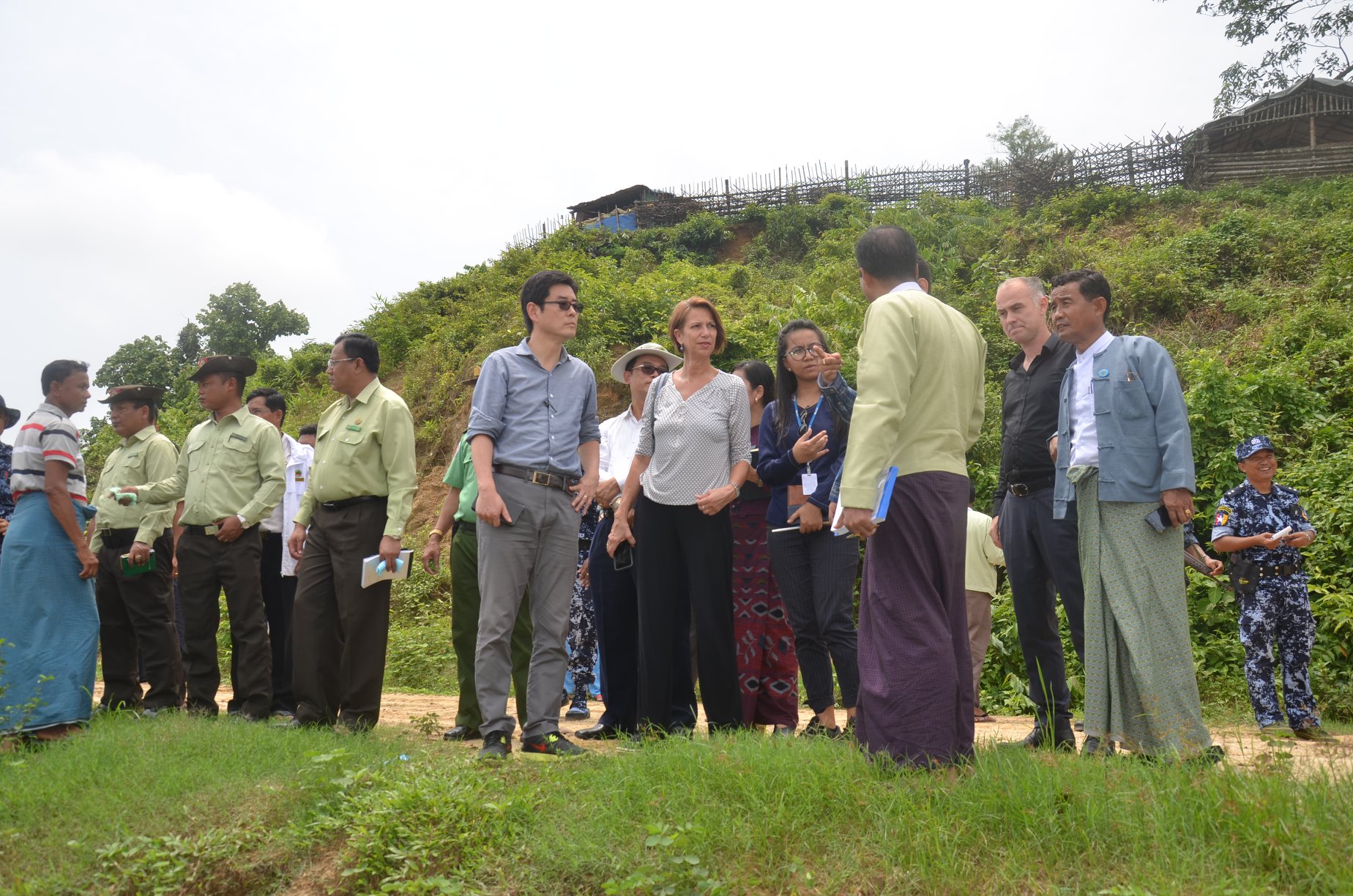 ကုလအထူးသံတမန္ အၾကမ္းဖက္မႈအတြင္း ေသဆံုးခဲ့သူမ်ား၏ မိသားစုမ်ားႏွင့္ေတြ႔ဆံု