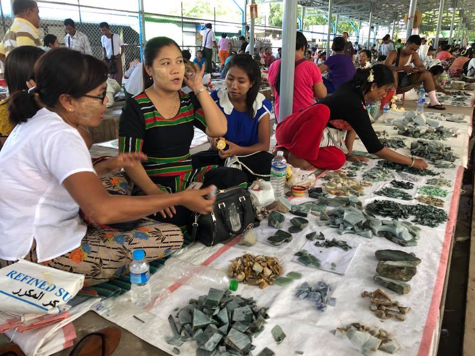 ဆုိင္ခန္းေနရာက်ဥ္းမႈေၾကာင့္ ေက်ာက္စိမ္းအေရာင္း၀ယ္လုပ္သူမ်ား အခက္ႀကံဳ