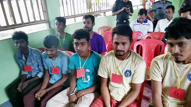 ေလွစီးဒုကၡသည္ ၁၂ ဦးကို ဘဂၤလားေဒ့ရွ္ ေကာင္စစ္ဝန္ လာေရာက္ေတြ႔ဆံု