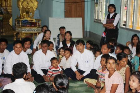 ရခိုင္ျပည္နယ္ ဒုကၡသည္မ်ားကို ၈၈ ေက်ာင္းသားမ်ား သြားေရာက္အားေပး
