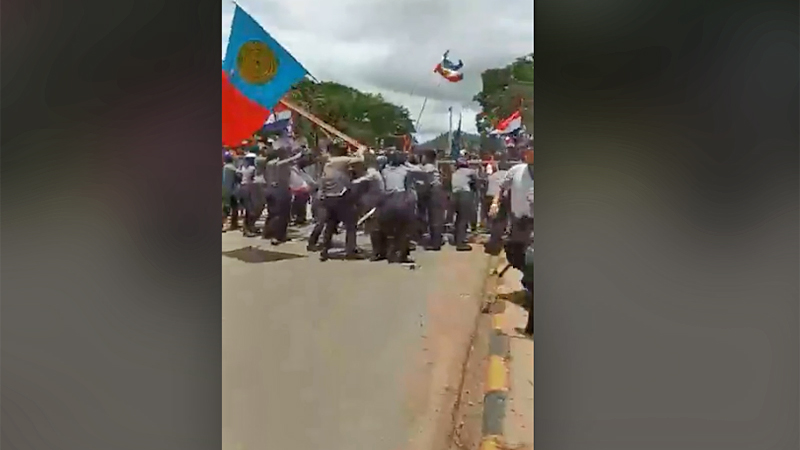 ဗိုလ္​ခ်ဳပ္​​ေၾကး႐ုပ္​ ဆႏၵျပလူထုကုိ လြဳိင္ေကာ္ရဲတပ္ဖြဲ႔ ၿဖိဳခြင္း (႐ုပ္သံ)
