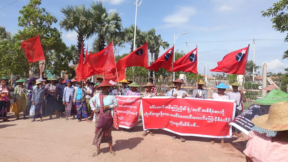 အစားထိုးေျမယာေဖာ္ေဆာင္မႈ မေက်နပ္သျဖင့္ လက္ပံေတာင္းေဒသခံမ်ား စုေပါင္းဆႏၵျပ