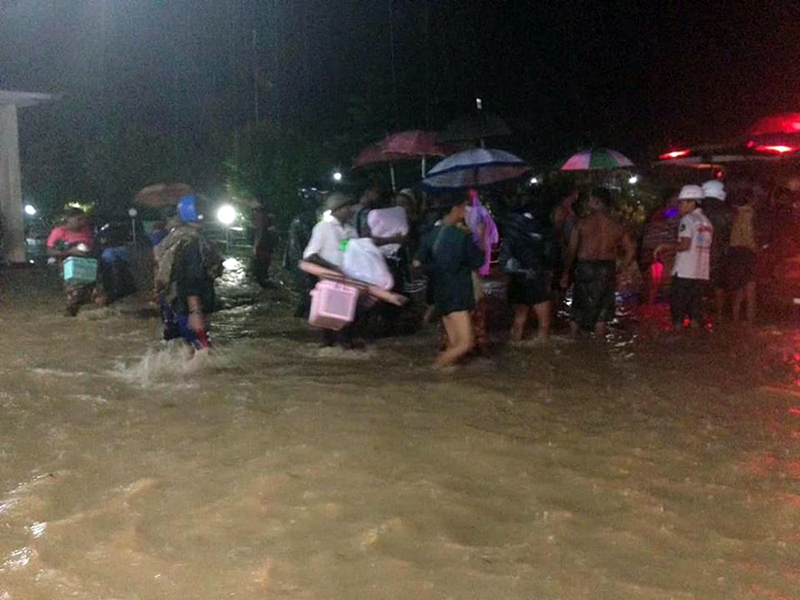 မုတၱမတိုက္နယ္ေဆး႐ုံအတြင္း မိုးသည္း၍ ေရမ်ား၀င္ေရာက္သျဖင့္ လူနာမ်ား ေျပာင္းေရႊ႕ခဲ့ရ