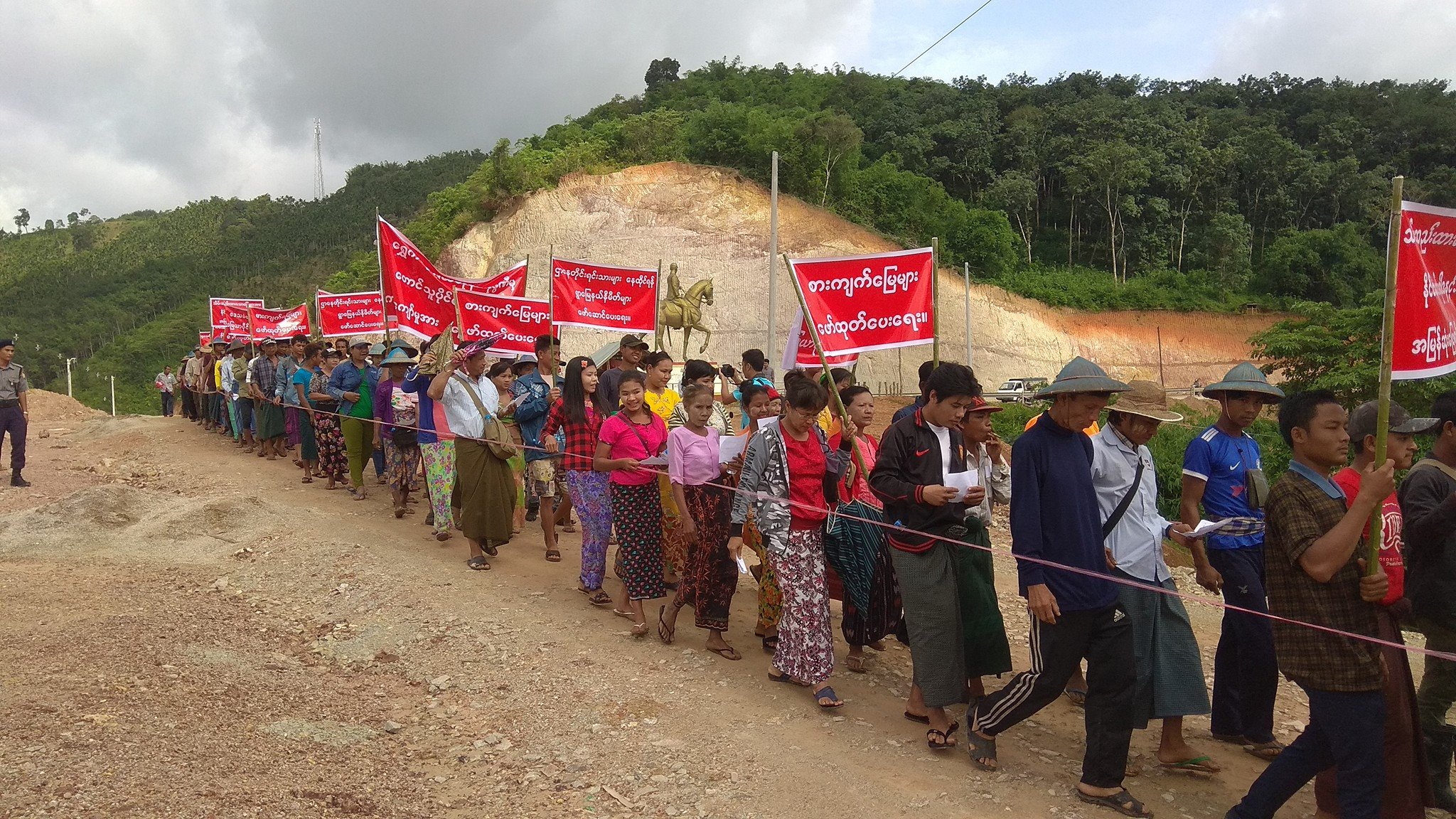 ဆီအုန္းစီမံကိန္းေၾကာင့္ ေျမသိမ္းခံရသည့္ေတာင္သူမ်ား တနသၤာရီတြင္ ဆႏၵထုတ္ေဖာ္