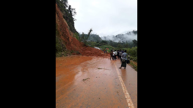 ေကာ့ကရိတ္-ျမဝတီ အာရွလမ္းတြင္ ေျမၿပိဳၿပီး လမ္းပိတ္ေန