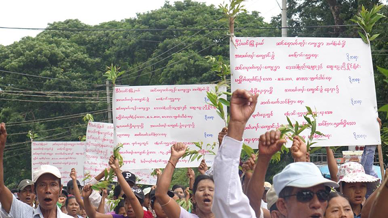 အလယ္တန္းေက်ာင္းခဲြ ေျပာင္းေရႊ႕သည့္အေပၚ ေက်ာင္းသားမိဘမ်ား မံုရြာၿမိဳ႕တြင္ ဆႏၵျပ