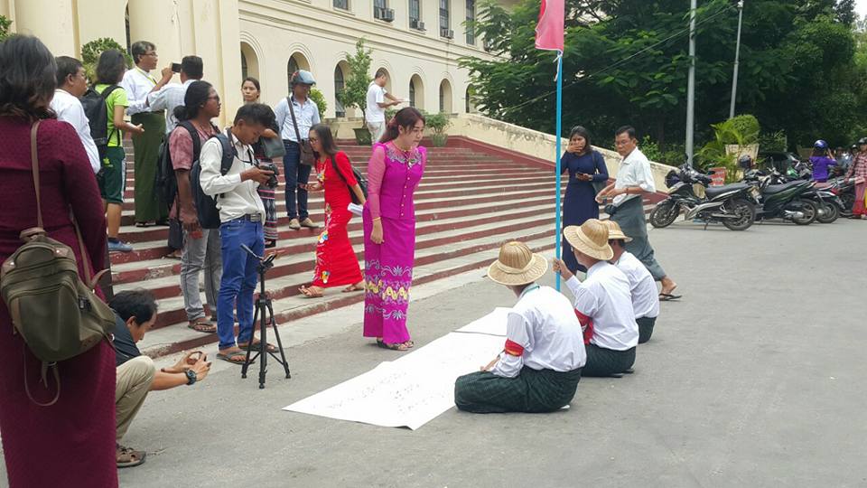 မႏၱေလးတကၠသိုလ္အတြင္း လုယက္ခိုးယူမႈမ်ား ေျဖရွင္းေပးရန္​ သမဂၢ​ေက်ာင္​းသား ၃ဦးဆႏၵျပ