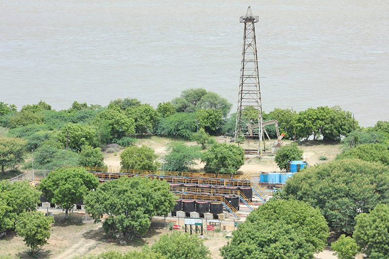 ဝန္​ထမ္​း ၄ ဦးကို ပါး႐ုိက္​ခ့ဲသည့္ လံုျခံဳေရးအရာရိွအား ေရနံ​ေျမအလုပ္​သမားမ်ား ႐ႈတ္ခ်