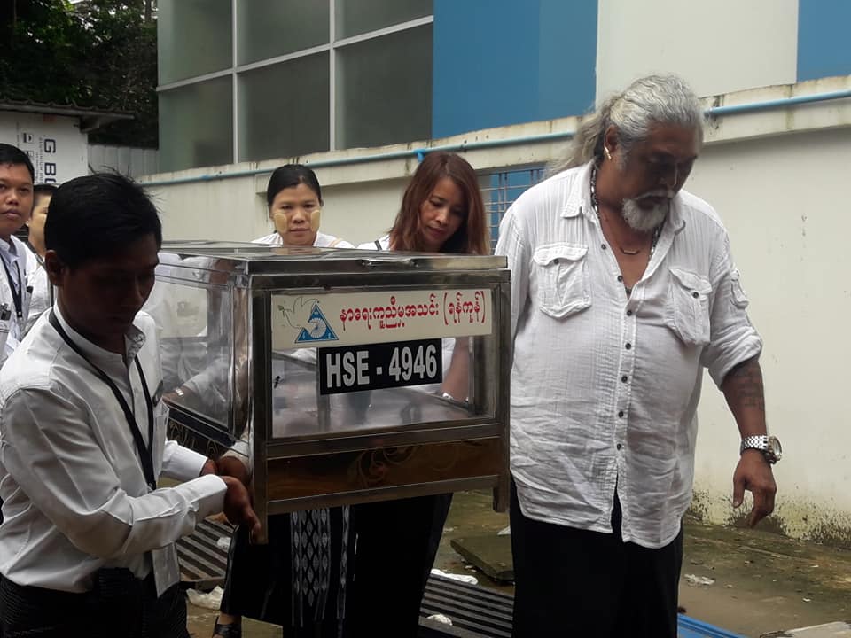 ဦးရဲလြင္၏႐ုပ္အေလာင္းကို ဦးေက်ာ္သူဦးေဆာင္၍ ေရေ၀းသုႆန္ ပို႔ေဆာင္ (ဓာတ္ပံု)