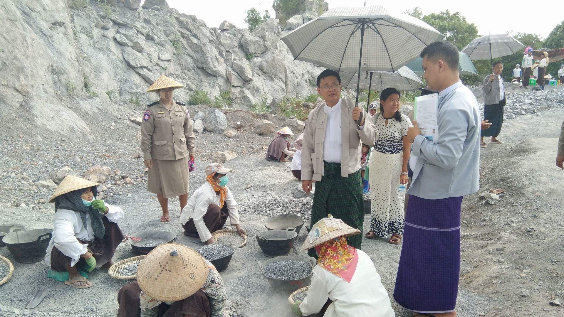 မႏၱေလး ေက်ာက္ထုတ္စခန္းမ်ားကို လူ႔အခြင့္အေရးေကာ္မရွင္ ေရွာင္တခင္စစ္ေဆး