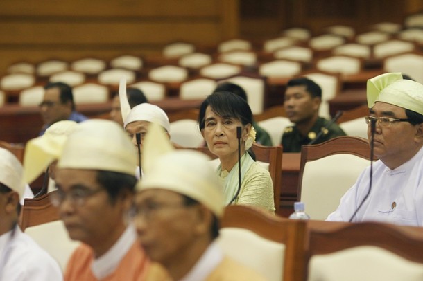 စီး​ပြား​ေရး​ပိတ္ဆို့​မႈ ႐ုပ္သိမ္း​ေရး​အဆို လြွႊတ္​ေတာ္တြင္ အတည္ျပု