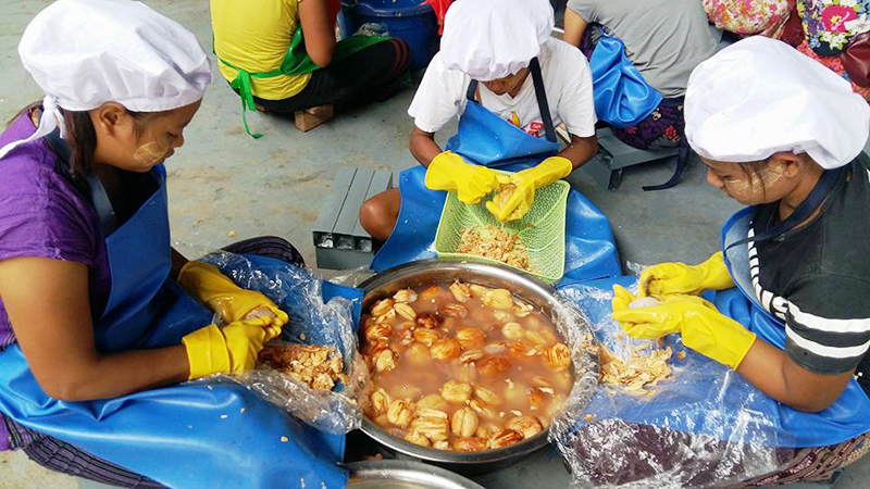 ျမန္မာႏိုင္ငံထြက္ ထန္​းသီးဆံမ်ား​ကို တ႐ုတ္​ႏုိင္​ငံသုိ႔ တင္​ပုိ႔​ေရာင္​းခ်ေန​