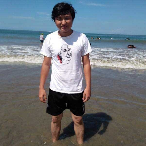 လႊတ္ေတာ္ကိုယ္စားလွယ္ခရီးစဥ္ ေက်ာင္းသားႏွင့္္ဆရာမ်ားကုိ ႀကိဳဆုိခုိင္းမႈအေပၚ ေဝဖန္သူ တရားစြဲခံရ