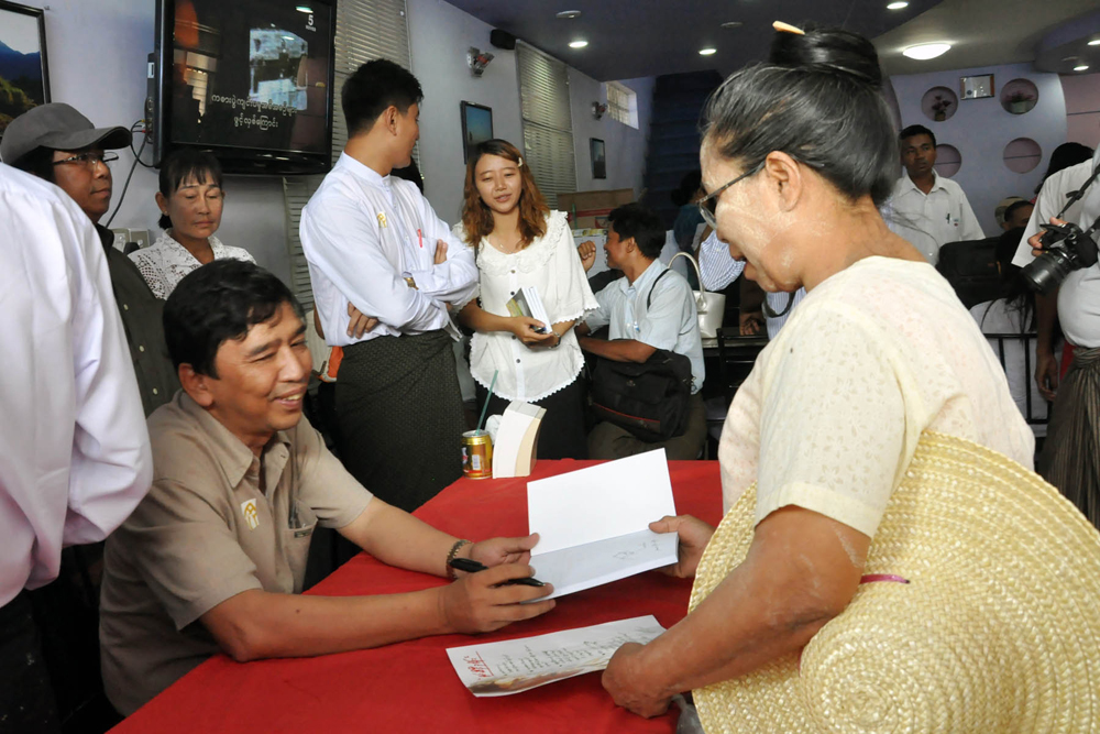 မင္း​ကိုနိုင္ရဲ့​ ​ေနာက္ၾကည့္​မွန္စာအုပ္ မိတ္ဆက္ပြဲ (ဓာတ္ပံု)