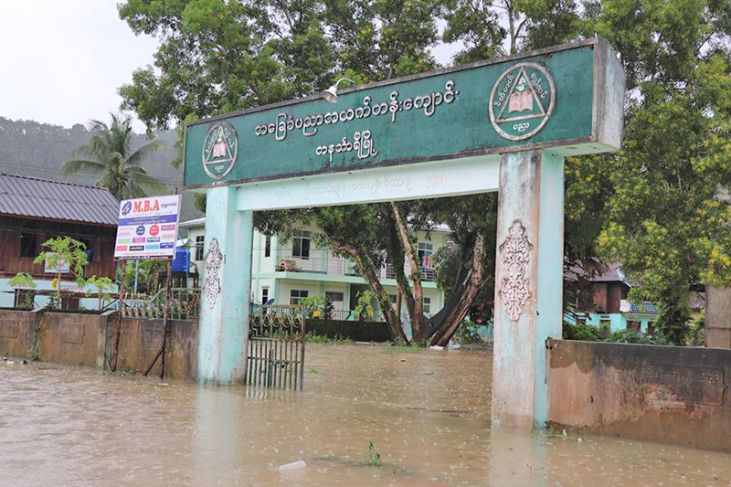 တနသၤာရီၿမိဳ႕တြင္ ျမစ္ေရ စိုးရိမ္ေရမွတ္ေက်ာ္လြန္ၿပီး ေနအိမ္မ်ား ေရနစ္ျမဳပ္ေန