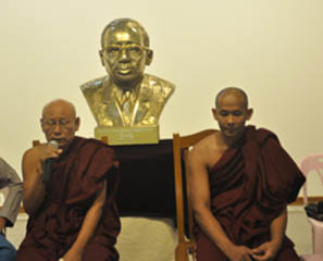ဦးသန့္ေၾကး႐ုပ္တု ထုလုပ္ျပီးစီး