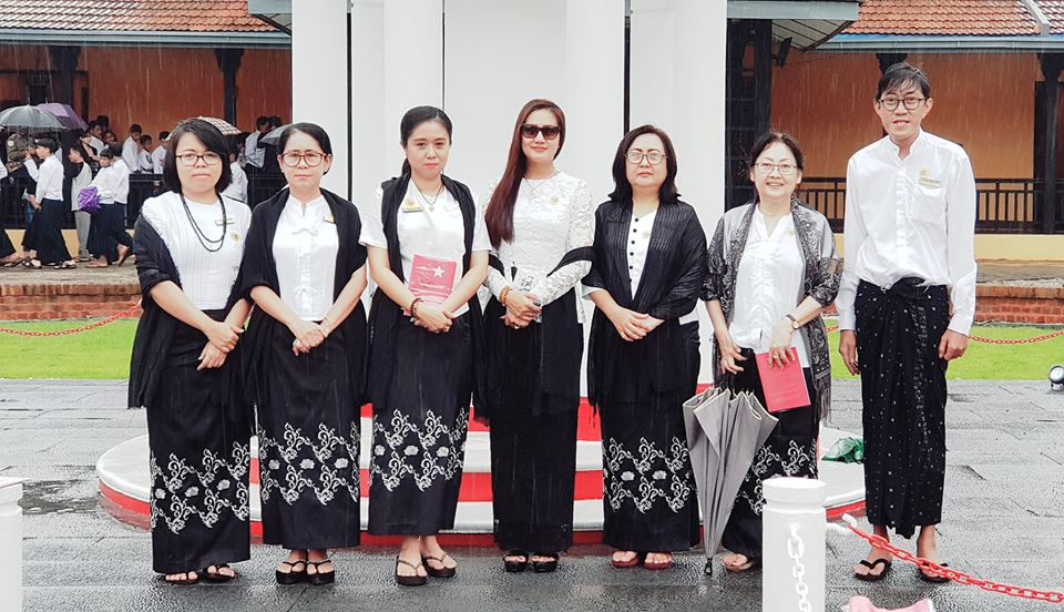 အာဇာနည္ေန႔ အခမ္းအနား တက္ေရာက္လာသည့္ ဆုပန္ထြာ၊ လင္းဇာနည္ေဇာ္၊ ခ်စ္ခ်စ္ေဇာ္တို႔၏ ပံုရိပ္မ်ား(ဓာတ္ပံု)
