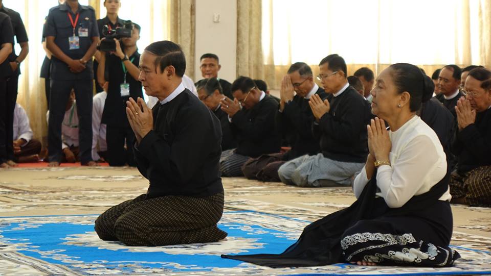 အာဇာနည္ေခါင္းေဆာင္ႀကီးမ်ားကို ရည္စူး၍ သမၼတက ဆြမ္းကပ္လႉဒါန္း (ဓာတ္ပံု)
