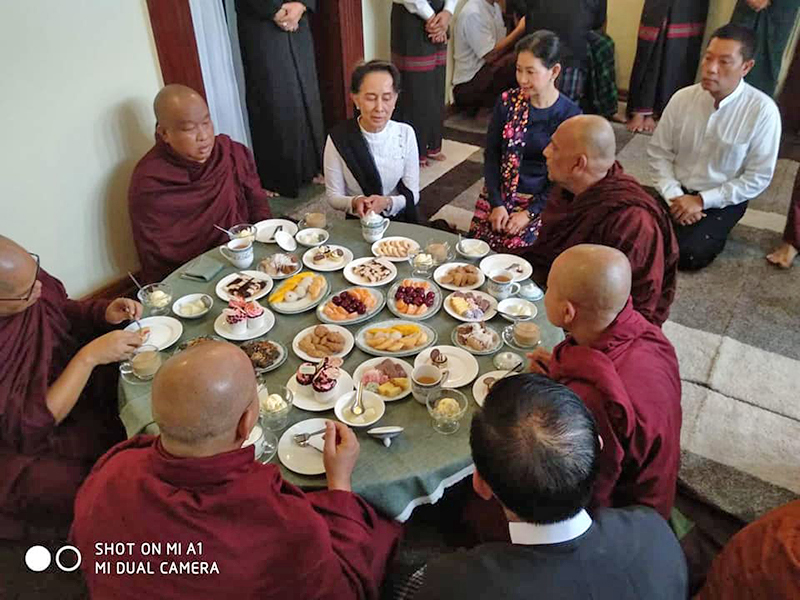 အာဇာနည္ေန႔ ေဒၚေအာင္ဆန္းစုၾကည္ ေနအိမ္တြင္ သံဃာေတာ္မ်ားကို ဆြမ္းကပ္ (ဓာတ္ပံု)