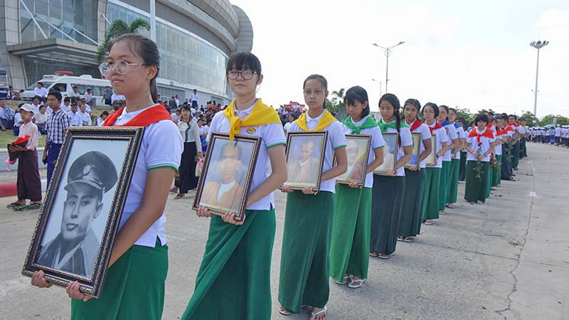 အာဇာနည္ေခါင္းေဆာင္ႀကီးမ်ားကို မႏၲလာသီရိ အားကစားကြင္​းတြင္ ဂါရ၀ျပဳ (ဓာတ္ပံု)