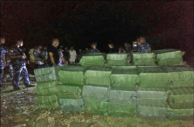ေမာင္ေတာၿမိဳ႕နယ္၌ ေလွ ၁ စီးေပၚက ဘီယာ၊ စီးကရက္မ်ား ပိုင္ရွင္မဲ့ သိမ္းဆည္းရမိ