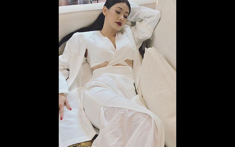 အျဖဴေရာင္ဝတ္စံုနဲ႔ အလန္းစားပံုေတြ တင္လိုက္ျပန္တဲ့ သင္ဇာဝင့္ေက်ာ္(ဓာတ္ပံု)